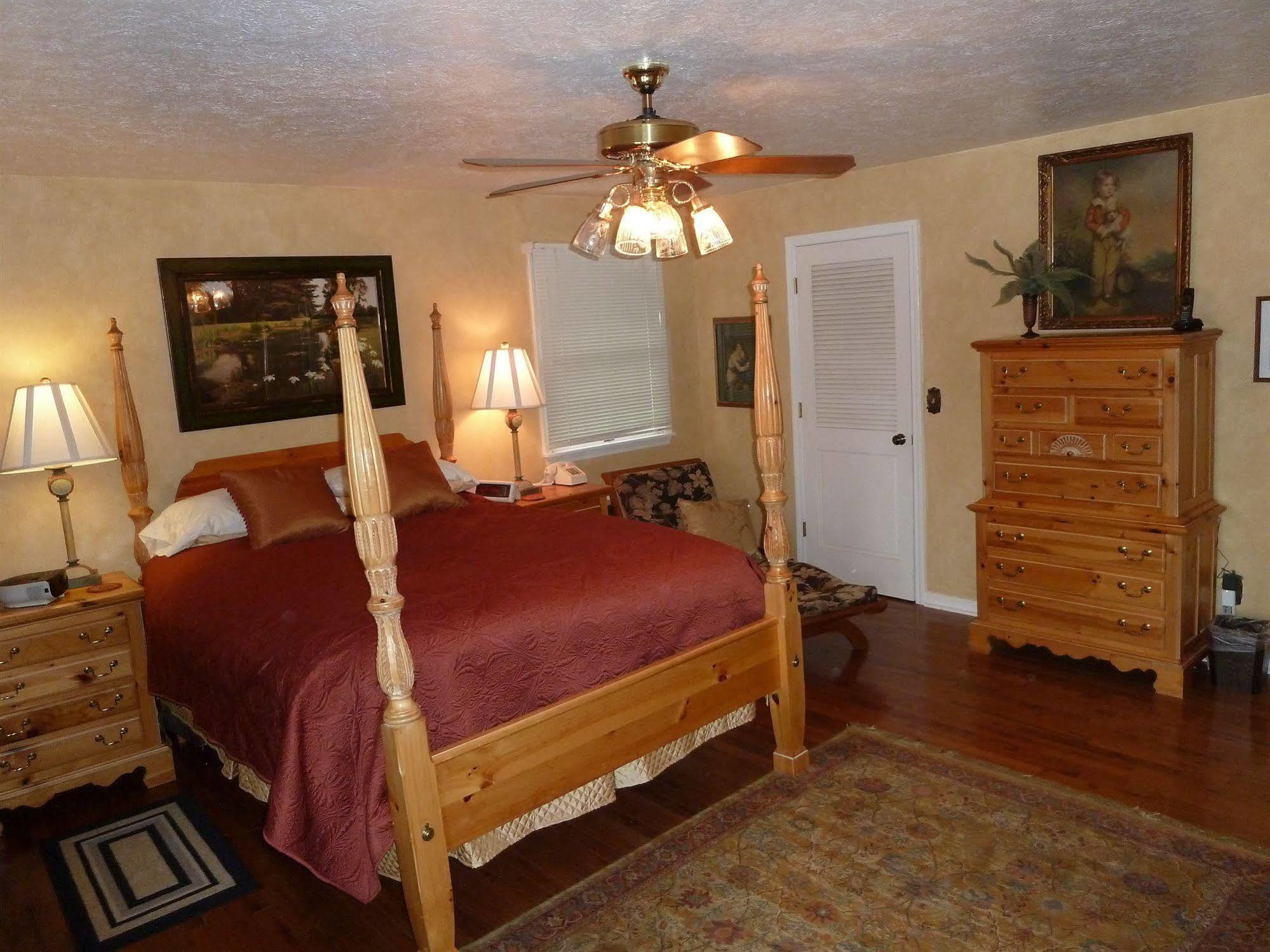 Bad Rock Bed And Breakfast Inn Кълъмбия Фолс Екстериор снимка
